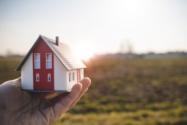 Kaum mehr als solch ein Miniatur-Häuschen können sich Normalverdiener angesichts der hohen Immobilienpreise heute noch leisten, das Eigenheim bleibt für viele ein unerreichbarer Traum