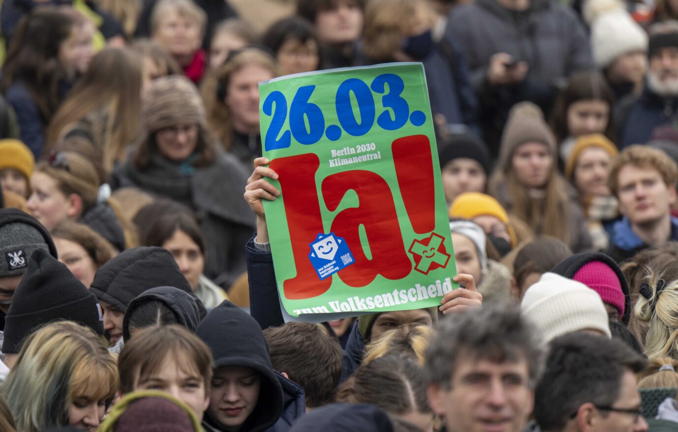 Eine Teilnehmerin einer Klima-Demo ruft zur Abstimmung beim Berliner Volksentscheid auf
