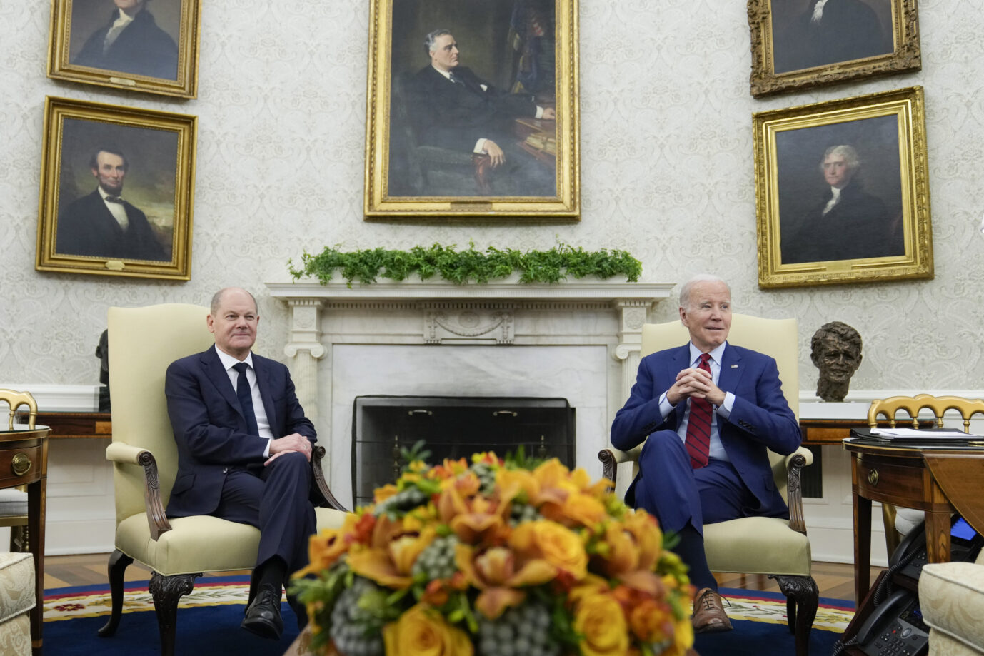Bundeskanzler Olaf Scholz (SPD) (l.) sitzt neben US-Präsident Joe Biden.