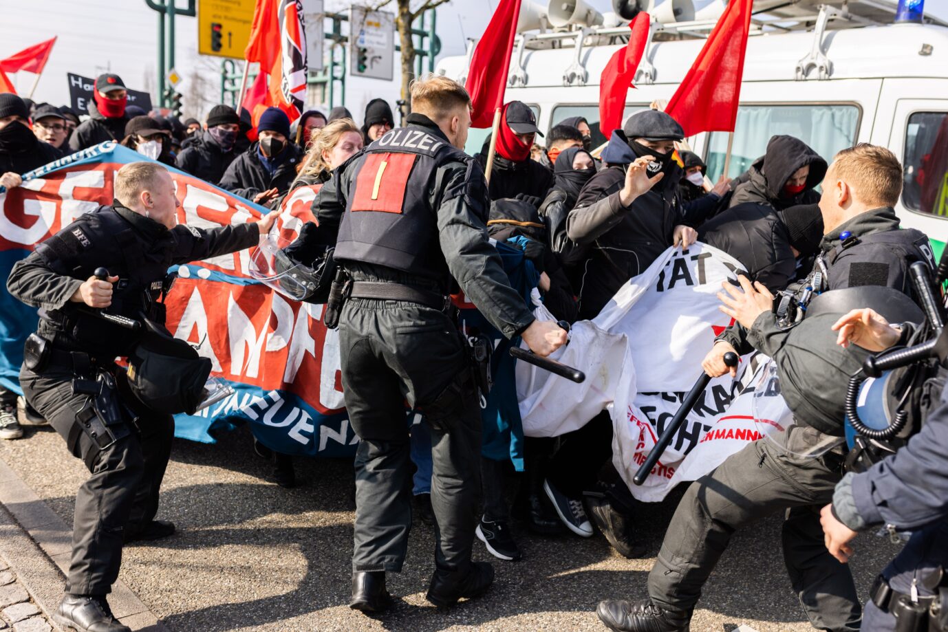 Linksextremisten greifen Polizisten am Rande des AfD-Parteitages in Offenburg an.