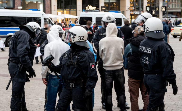 Polizisten kontrollieren mutmaßliche Randalierer in Hamburg, in der Hansestadt war es zu Krawallen gekommen