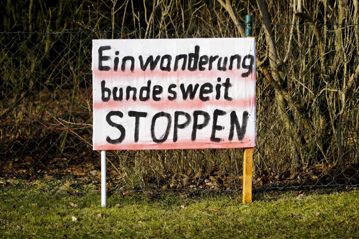 Protestschild gegen die illegale Einreise von Migranten nach Deutschland im mecklenburgischen Upahl.