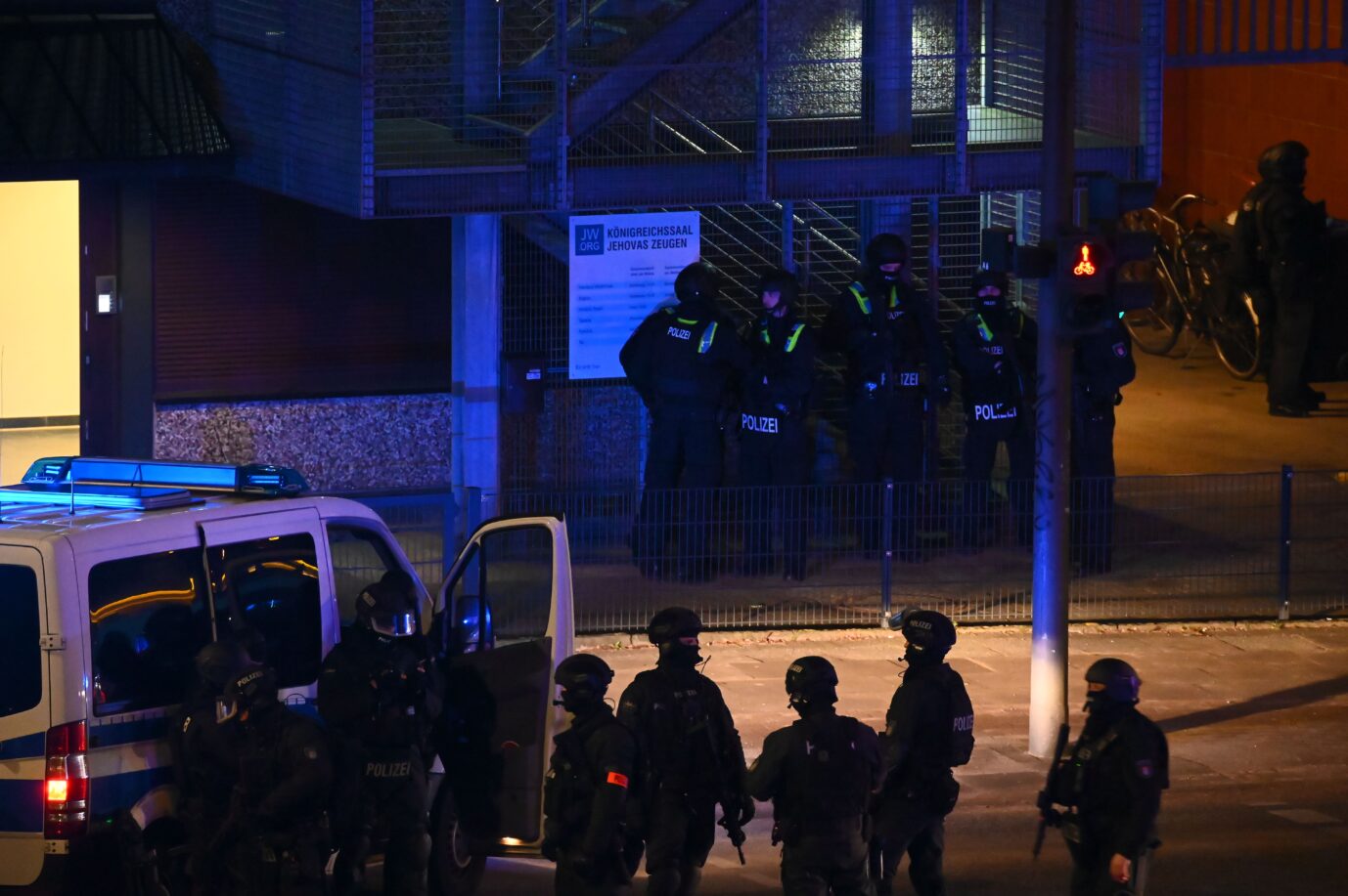 Massaker: Ein aktuelles Bild vom Tatort in Hamburg. Die Polizei ist im Großeinsatz.