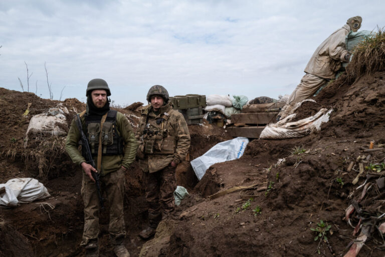 Die Fronten im Ukraine-Krieg sind erstarrt: Ukrainische Soldaten harren im Schützengraben bei Bachmut aus.