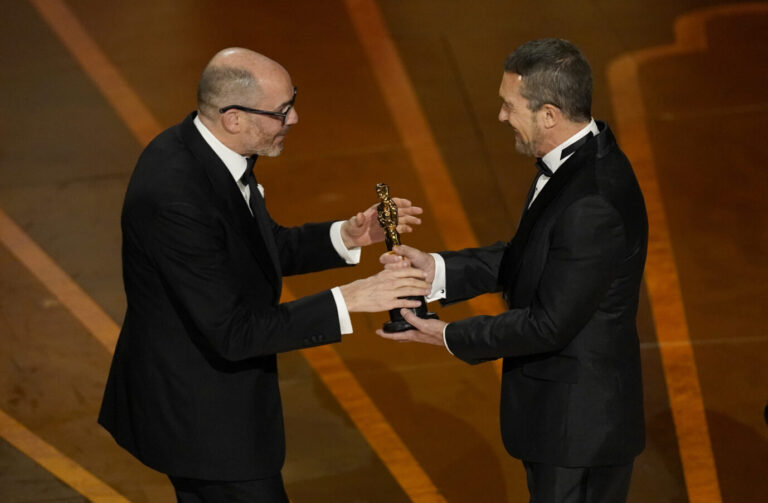 Oscars 2023: Edward Berger (l.) erhält den Oscar für "Im Westen nichts Neues" als bester ausländischer Film.