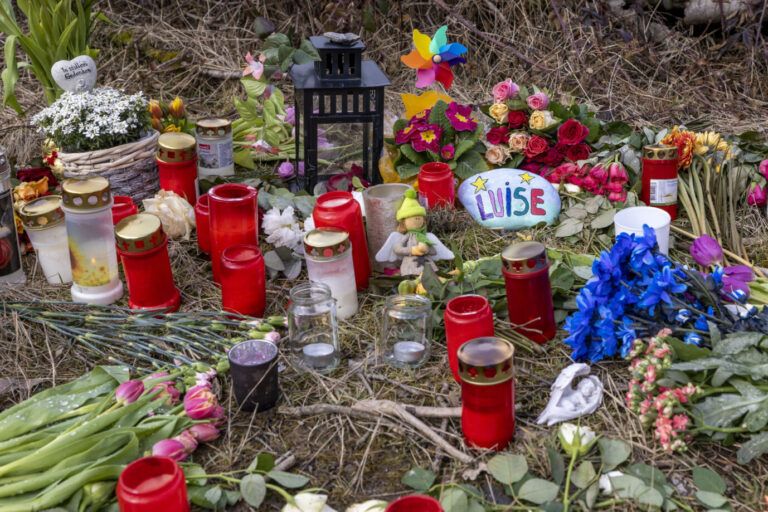 Blumen am Fundort der Leiche der zwölfjährigen Luise F.: Die mutmaßlichen Täterinnen sind selbst noch Kinder.