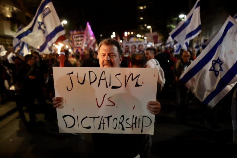 Anti-Regierungsdemonstranten in Israel befürchten, die Justizreform mache aus dem Land eine Diktatur.
