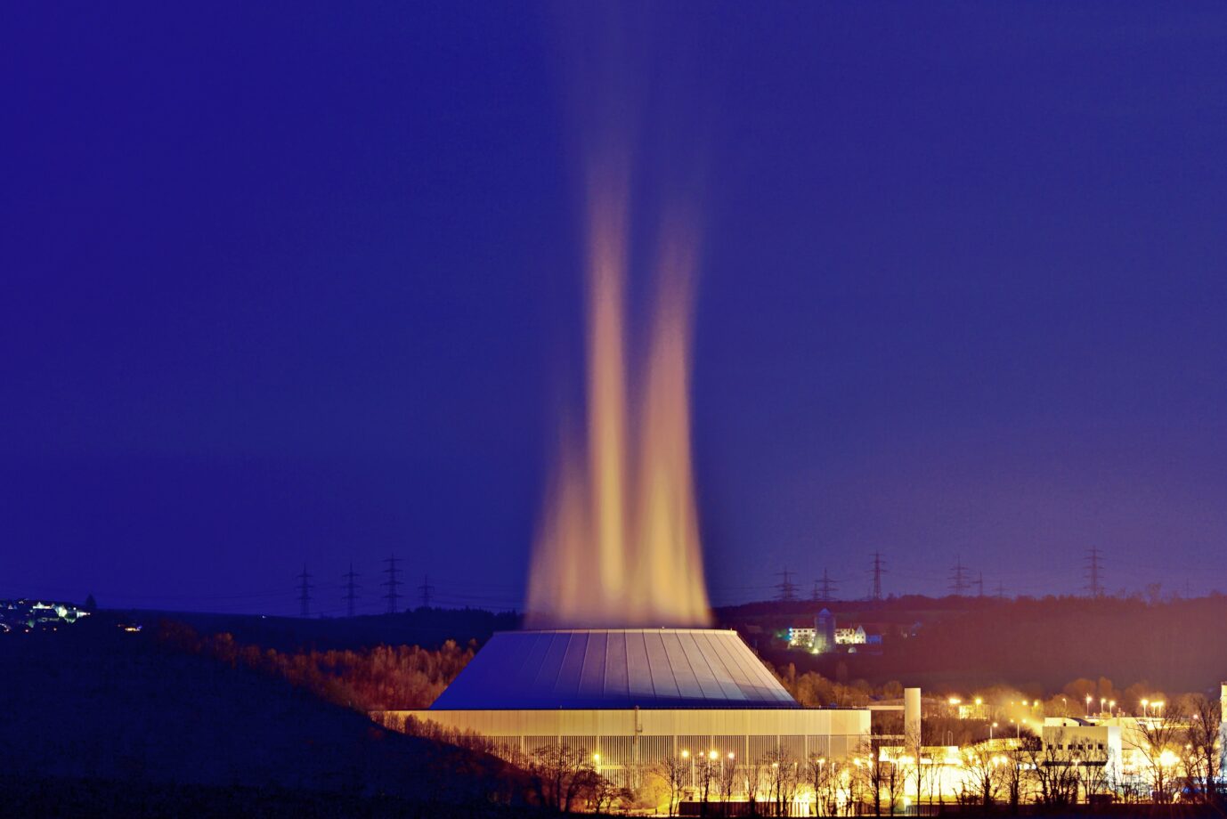 Kühlturm des Kernkraftwerks Neckarwestheim dampft