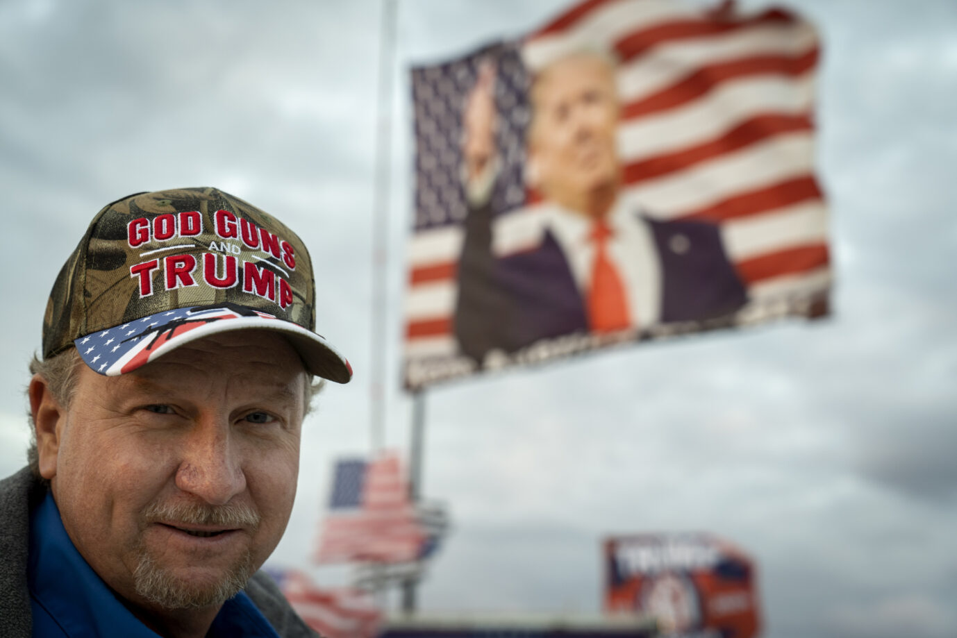 Ex-Präsident Donald Trump mobilisiert seine Unterstützer, wie diesen Mann mit Trump-Kappe.