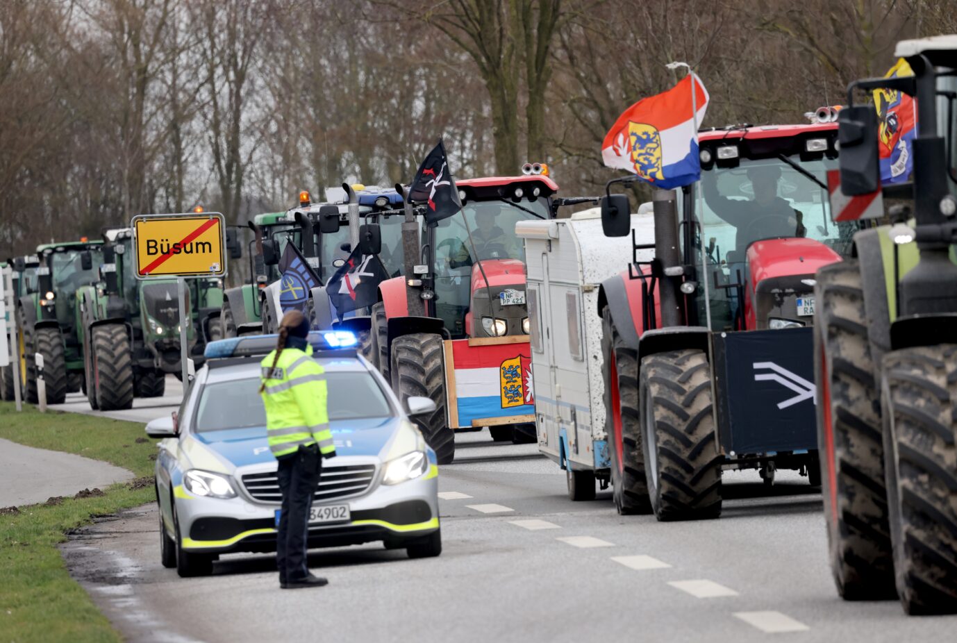 Bauern kommen mit Traktoren nach Büsum zum Protest gegen Naturschutzvorhaben der Agrarminister.