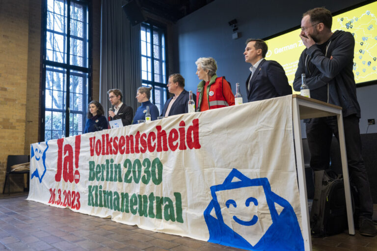 Die Unterstützer des Berliner Klimavolksentscheids trommeln und werben für ihr Anliegen.