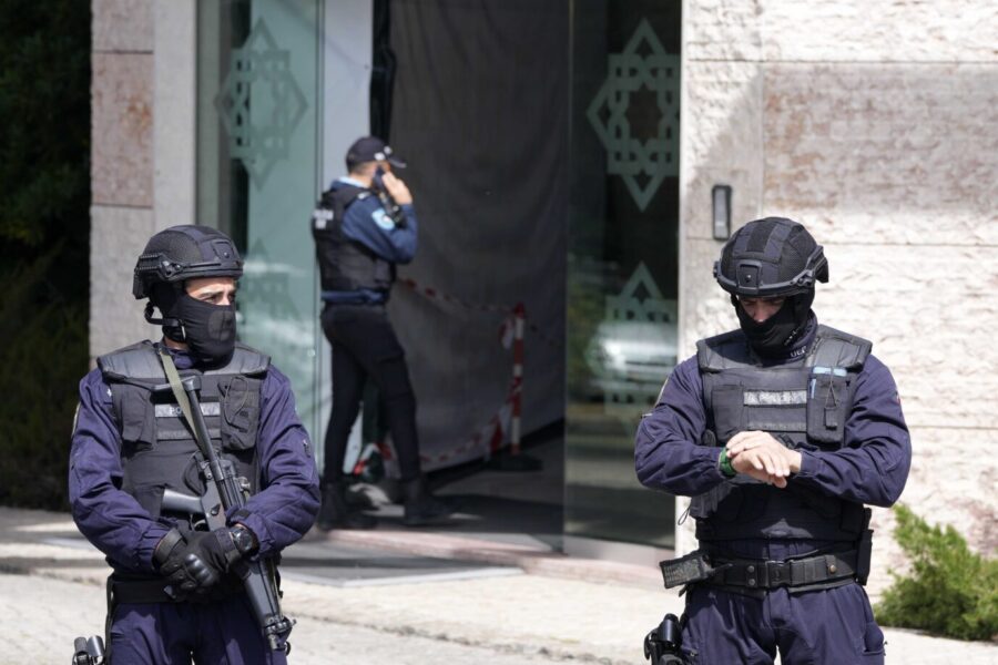 Polizisten bewachen das Ismailitische Zentrum in Lissabon. Zuvor hatte hier ein afghanischer Flüchtling zwei Menschen getötet. Vermutlich handelt es sich um einen Terrorangriff