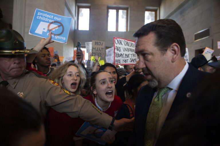 Linke Demonstranten bedrängen Abgeordnete des Parlaments von Tennessee. Kapitol gestürmt.