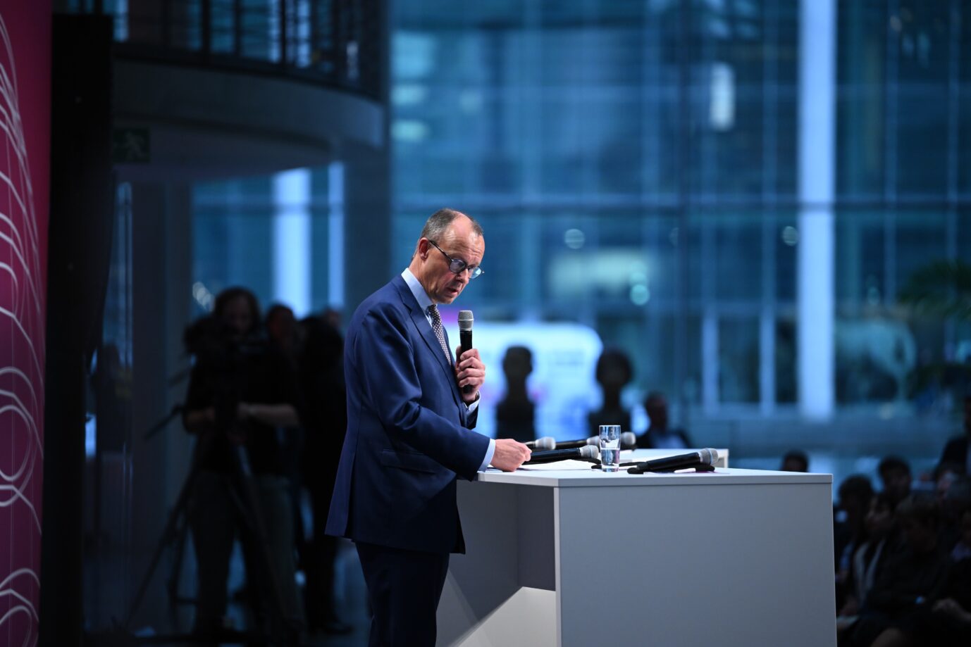CDU-Chef Friedrich Merz spricht auf dem „Migrationssgipfel“ zu dem er Kommunalpolitiker aus ganz Deutschland eingeladen hatte Foto: picture alliance/dpa | Britta Pedersen