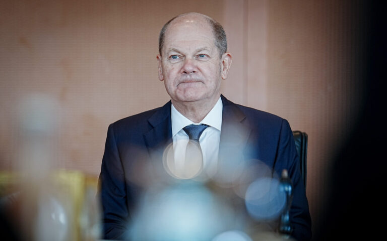 Bundeskanzler Olaf Scholz (SPD) will trotz Kritik von Opposition und Kabinettskollegen an seinem Protz-Kanzleramt festhalten