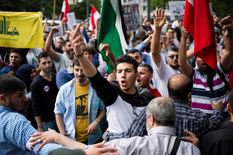 Importierter Judenhaß: Pro-Palästinensische Demonstranten müssen von Gegendemonstranten in Berlin getrennt werden (Archivbild).