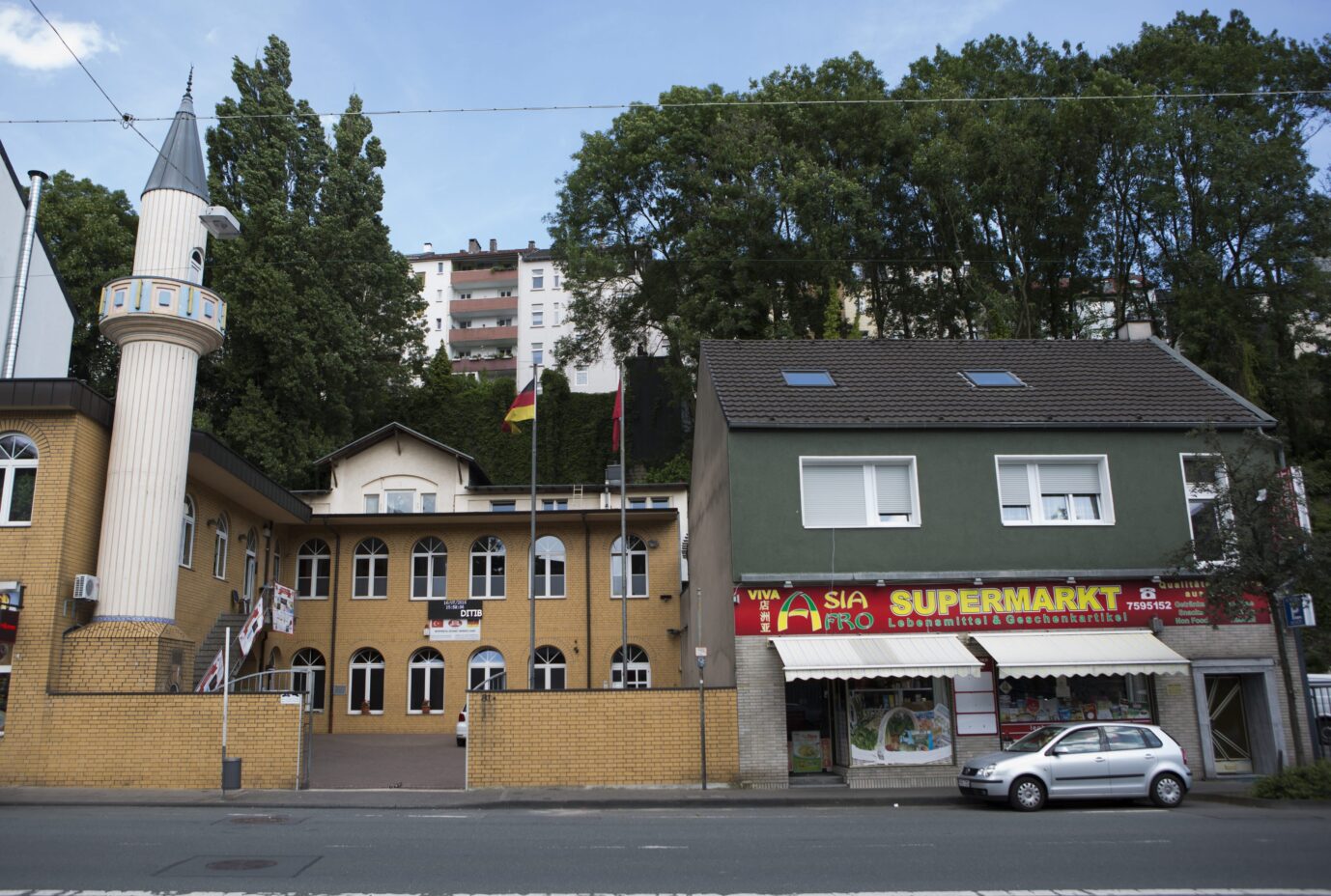 Die türkisch-islamische Moschee in Wuppertal hat ihren Sitz bisher auf der anderen Straßenseite.