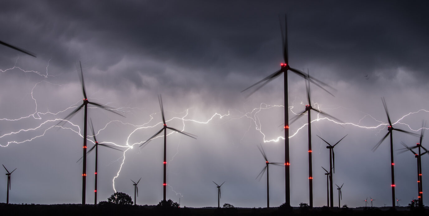 Gewitter und Windräder: Die Anlagen können den deutschen Energiebedarf nicht decken