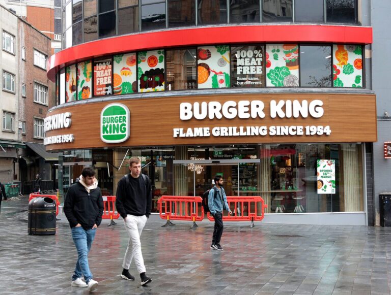 Auch in London hat Burger King eine vegane Filiale aufgemacht – ob diese bald auch auf Fleisch umstellen muss wie in Wien? F