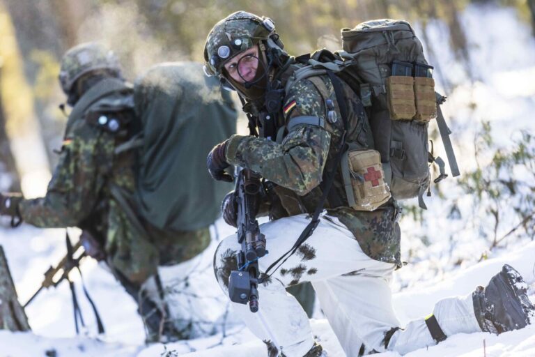 Ein Bundeswehrsoldat bei einem Nato-Manöver im Baltikum – für eine Mehrheit der Deutschen wäre die Wiedereinführung der Wehrpflicht begrüßenswert