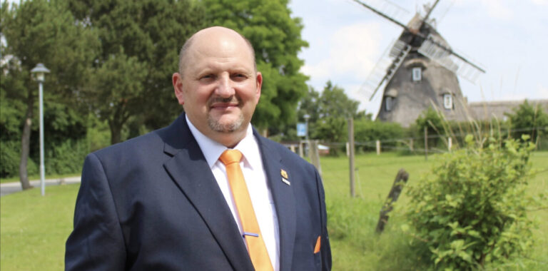 Burkhard Biemel, Bürgermeister von Dorf Mecklenburg Hat keinen Wohnraum mehr Foto: Privat
