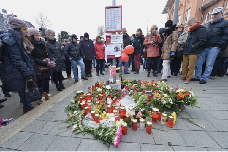 Zum Gedenken an den im Jahr zuvor zu Tode geprügelten Daniel S. legen Bürger am 14. März 2014 Blumen und Kerzen neben die Haltestelle am Bahnhof im niedersächsischen Kirchweyhe nieder, damals sorgte ein Kommentar von Akif Pirinçci für Aufsehen