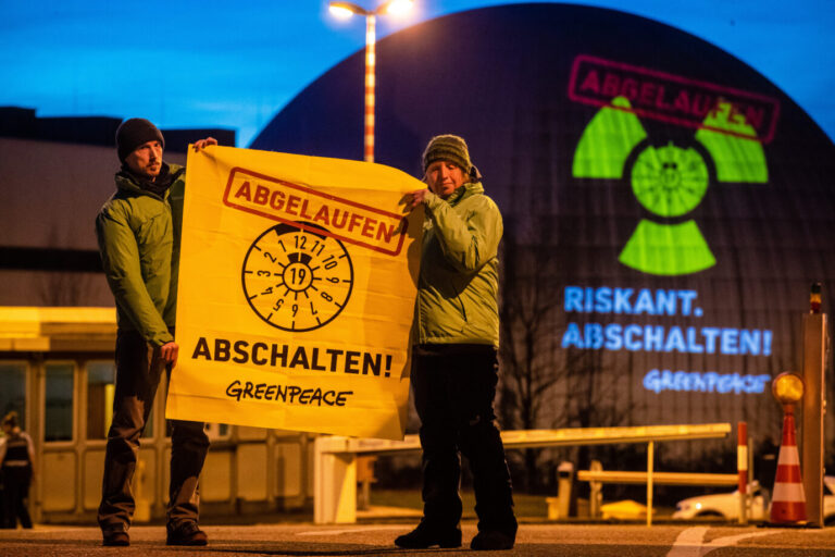 Greenpeace protestiert vor dem Atomkraftwerk Neckarwestheim – FDP-Vize Wolfgang Kubicki fordert derweil von der Ampel den Weiterbetrieb deutscher AKWs