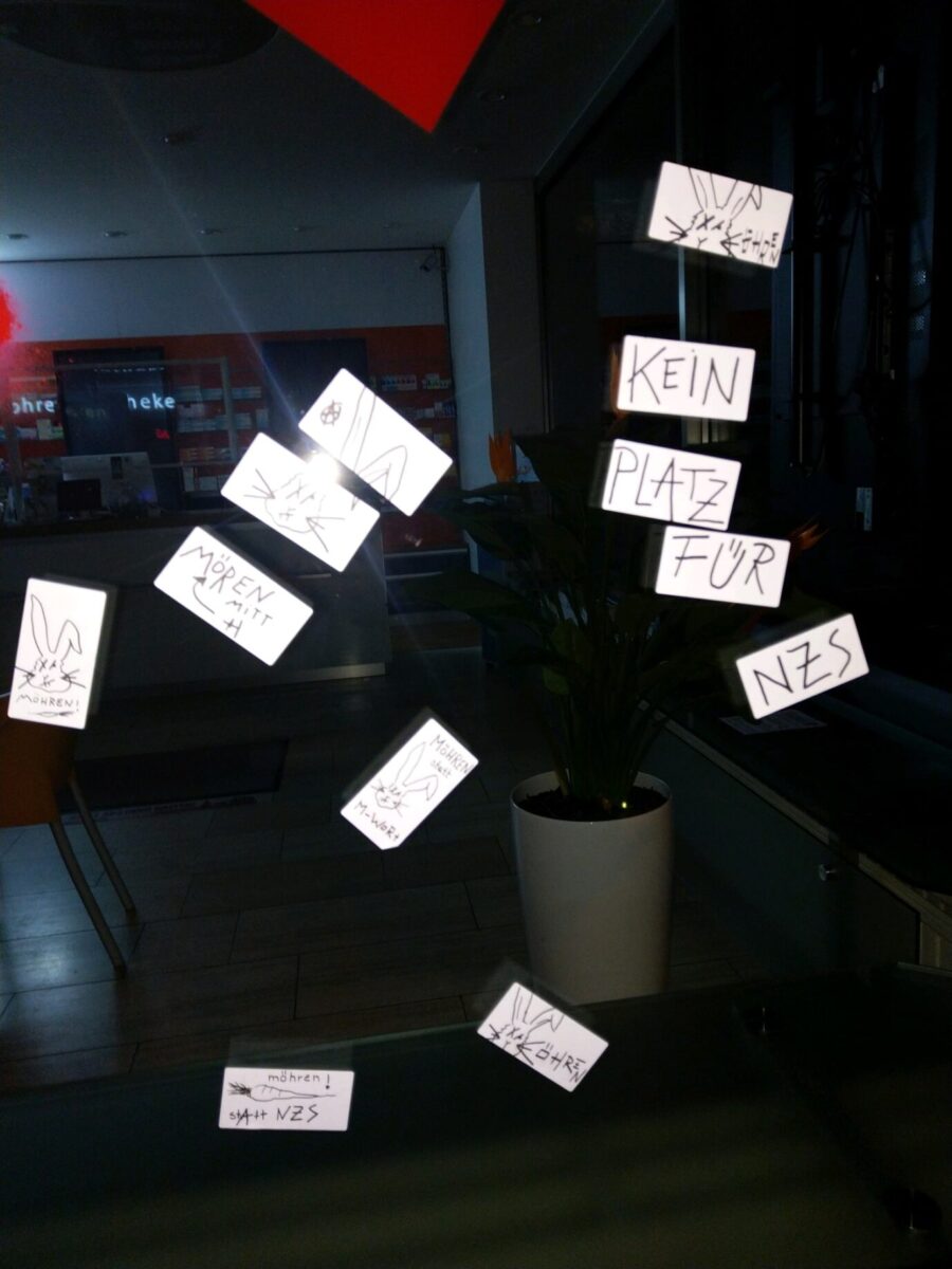 Die Angreifer klebten Botschaften wie „Möhren statt M-Wort“ auf die Glasfassade 
