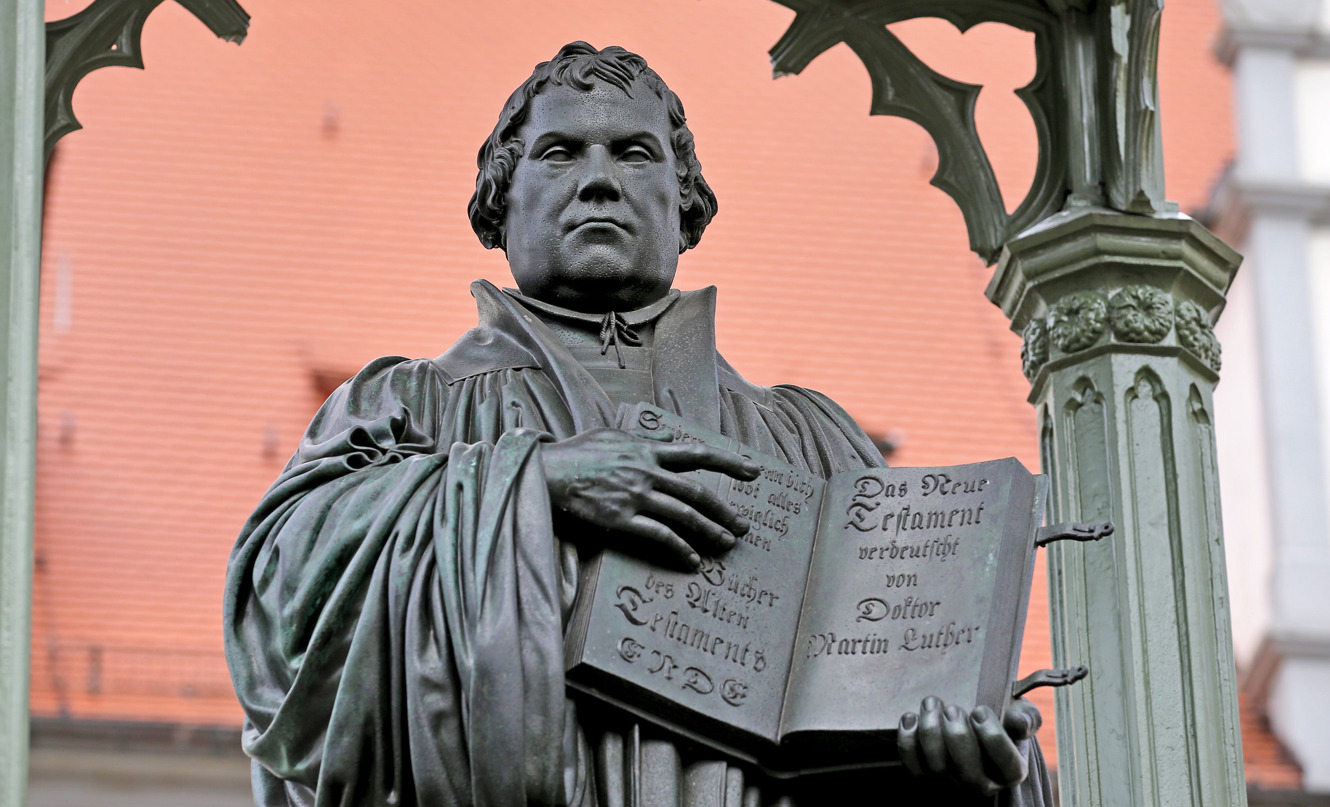 Eine Luther-Statue hält das Neue Testament. Eine Rückbesinnung auf den Reformator Martin Luther täte der Evangelische Kirche in Deutschland gut.