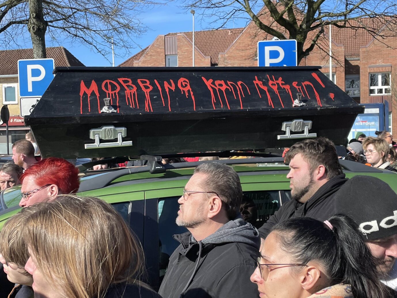 "Mobbing tötet": symbolischer Sarg auf der Veranstaltung in Heide
