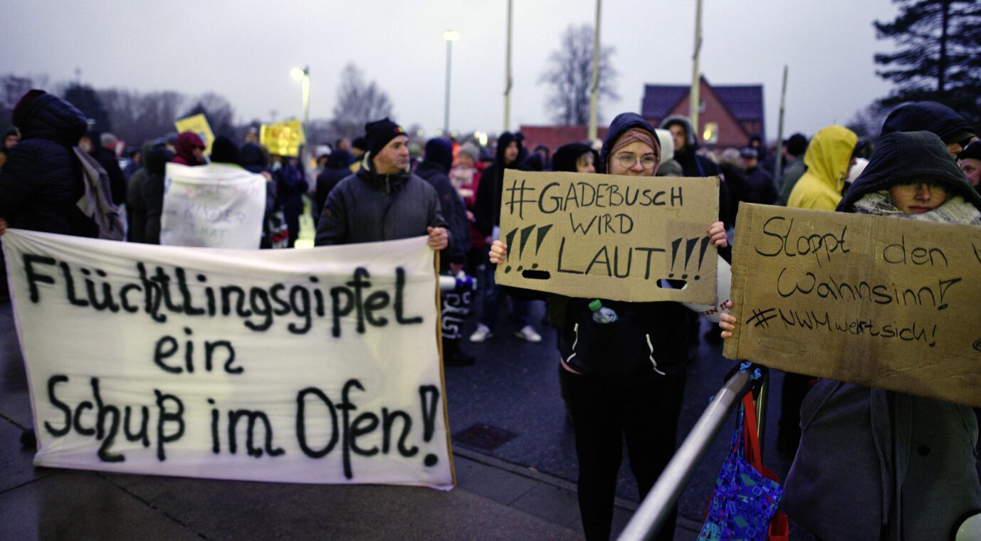 Über das Internet verabreden sich die Bürger zu Demonstrationen, wie hier in Grevesmühlen. Denn in Mecklenburg-Vorpommern gibt es Widerstand gegen die Asylwelle.