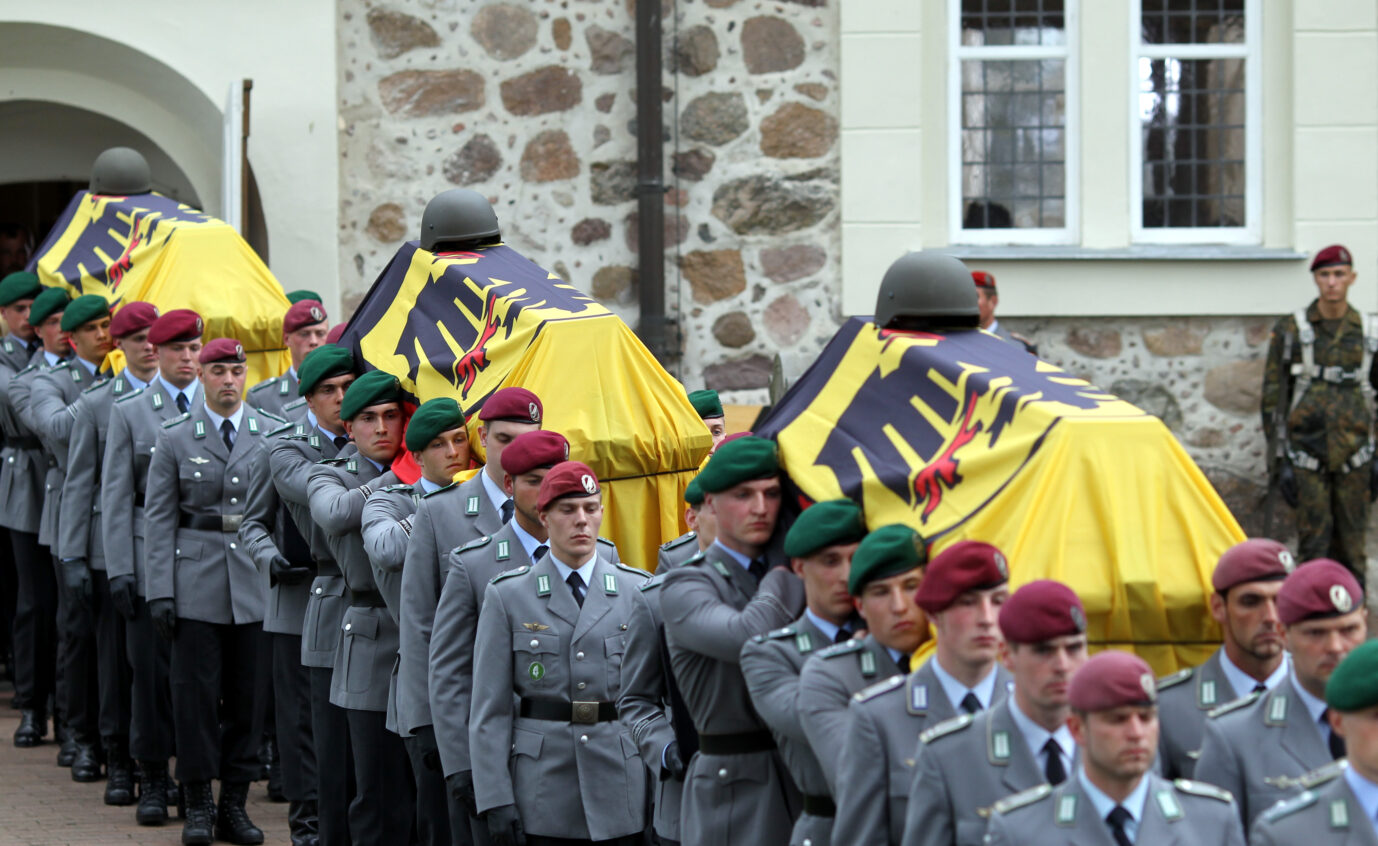 Deutsche Bundeswehrsoldaten tragen die Särge ihrer im Karfreitagsgefecht in Afghanistan gefallenen Kameraden aus der Kirche.