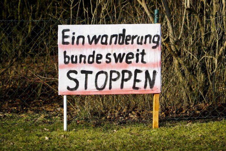 Protestschild in Upahl, Mecklenburg-Vorpommern: Illegale Zuwanderung ist auch für eingewanderte Leistungsträger eine Belastung.