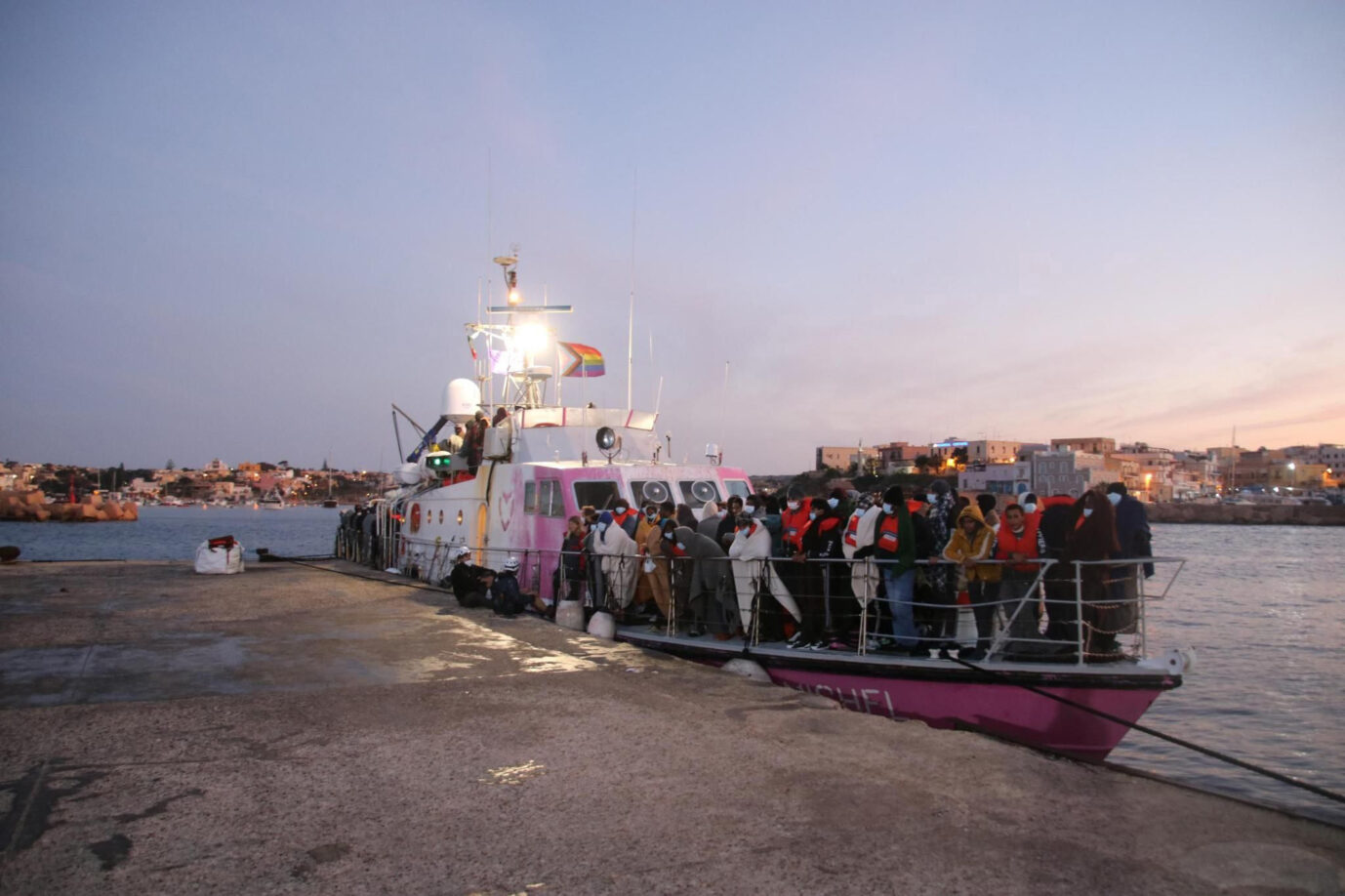 Illegale Einwanderer landen auf Lampedusa: Italiens Regierung ruft für ein halbes Jahr den Notstand aus.