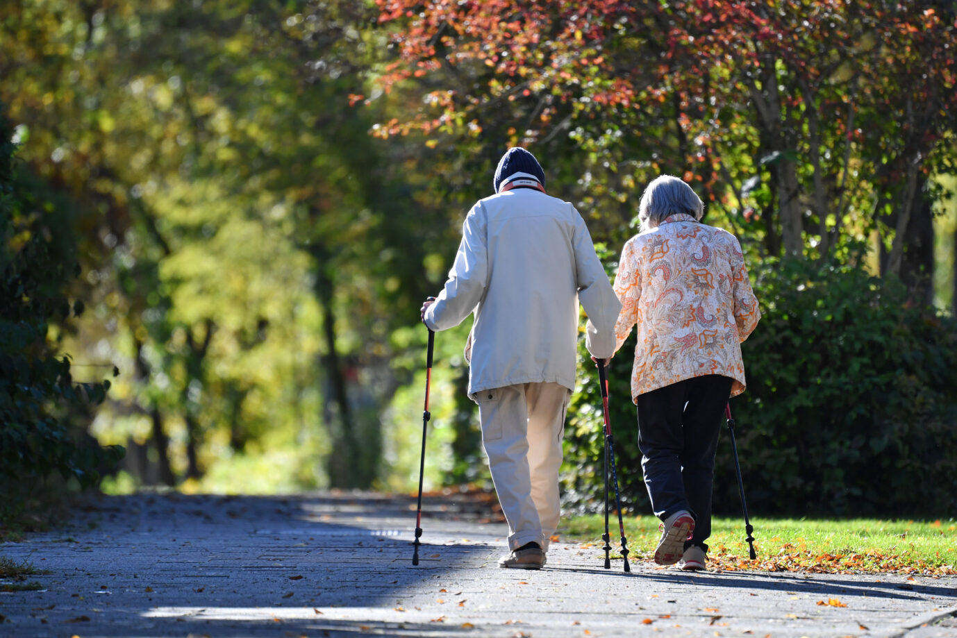 Senioren beim Spaziergang: Große Wohnungen wecken Begehrlichkeiten Foto: picture alliance / SvenSimon | FrankHoermann/SVEN SIMON
