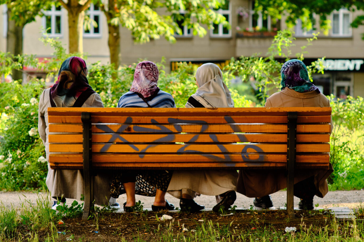 Frauen mit Kopftuch im Berliner Bezirk Kreuzberg: Mehr als die Hälfte der Staatenlosen lebt seit mindestens fünf Jahren in Deutschland.