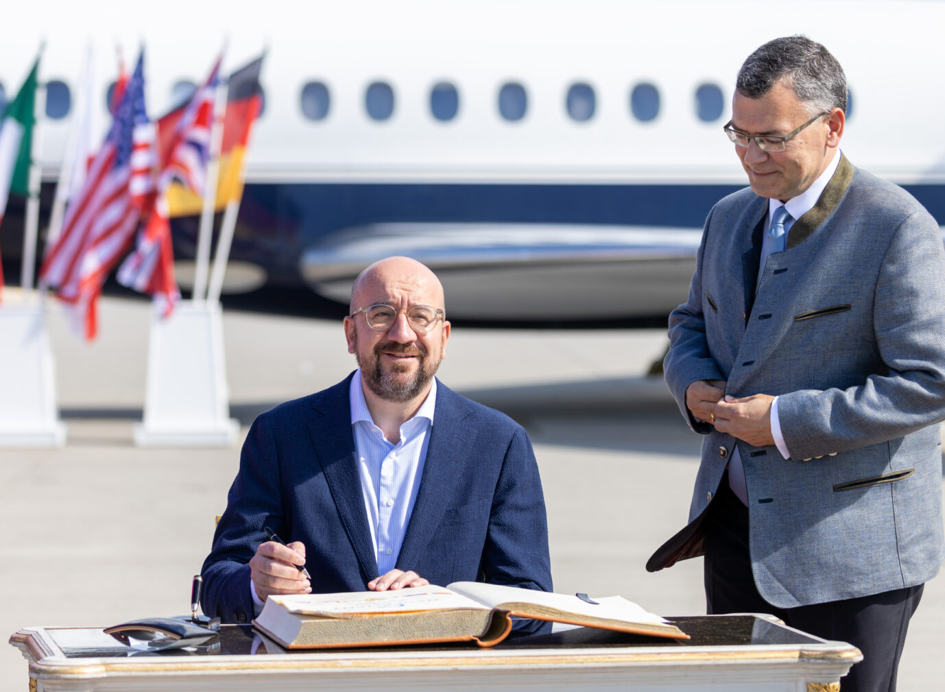 EU-Ratspräsident Charles Michel (links) wird am Flughafen München empfangen: Der EU-Spitzenfunktionär reist gerne mit dem Privatjet.