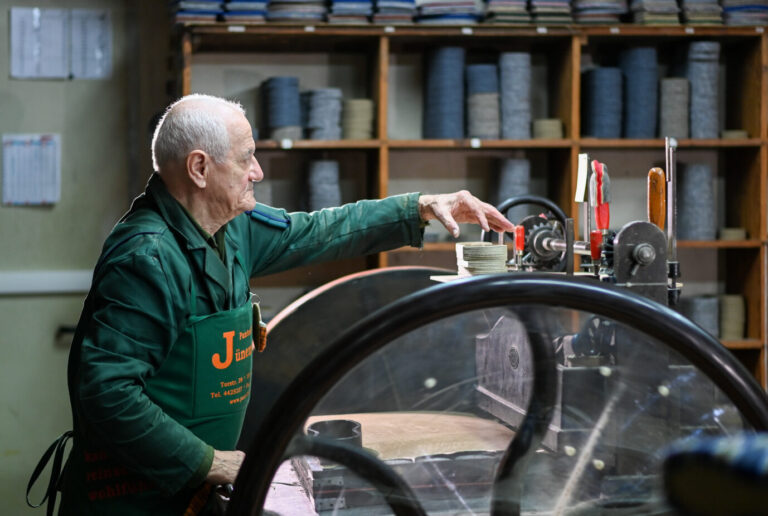 Der 82-jährige Günter Jünemann stanzt im Familienbetrieb Jünemanns Pantoffeleck in der Torstraße Sohlen für Hausschuhe, die hier bereits seit über 100 Jahren produziert werden. Die Firma ist seit 1992 die letzte ihrer Art in Berlin. Sie wird mittlerweile in vierter Generation geführt.In Handarbeit werden in 15 verschiedenen Farben und Mustern Hausschuhe in allen Größen und mit unterschiedlichen Sohlen hergestellt. Derzeit gibt es in der Corona-Pandemie sehr viele Onlinebestellungen. Die Boomer-Generation geht bald in Rente.