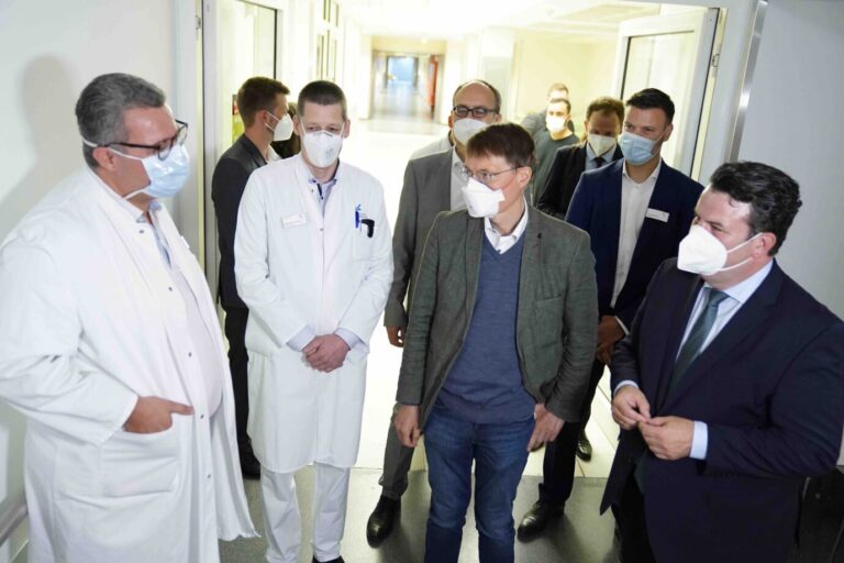 Arbeitsminister Hubertus Heil (SPD) und Gesundheitsexperte Prof. Dr. Karl Lauterbach (SPD) besuchten am 9.8.2021 gemeinsam das Klinikum in Leverkusen.
