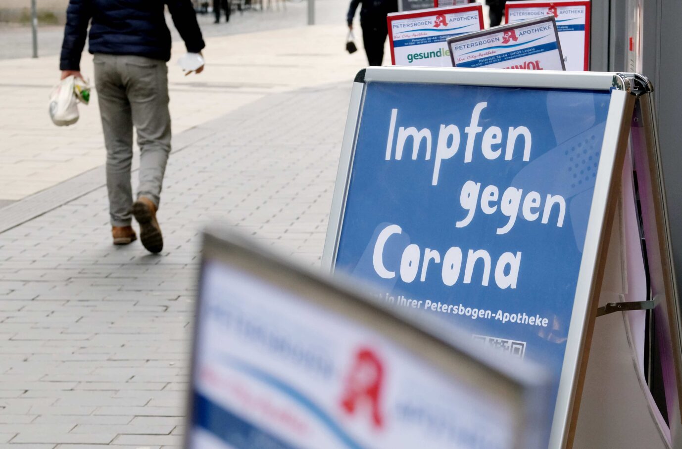 Impfkampagne: Vor einer Apotheke in Leipzig Innenstadt stehen Aufsteller, die auf Cornaimpfungen in der Apotheke hinweisen. Inzwischen zeigen sich auch Impfschäden.