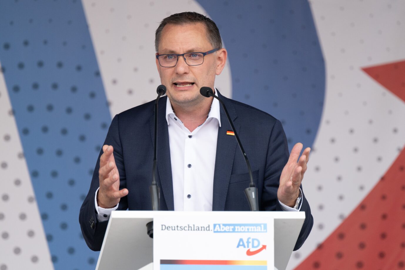 Tino Chrupalla, AfD-Bundesvorsitzender und Fraktionsvorsitzender der AfD, spricht auf dem Marienplatz auf einer Wahlkampfveranstaltung seiner Partei. Anlass sind die Landratswahlen im Landkreis Görlitz am 12. Juni 2022.