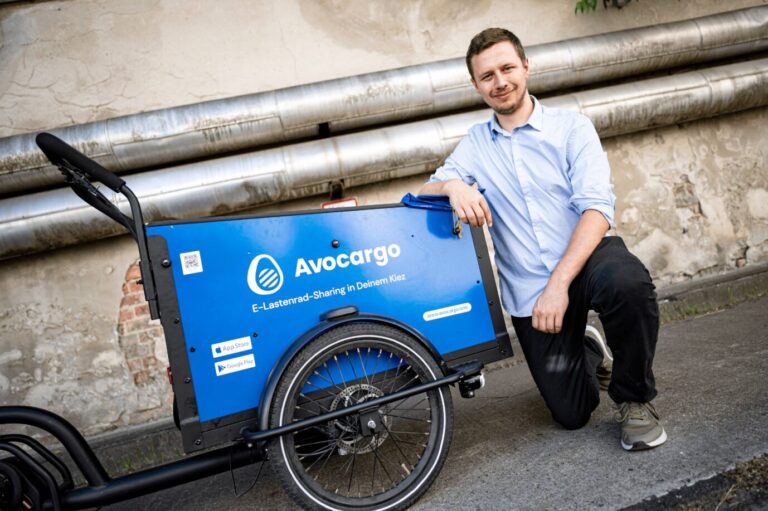 Matti Schurr, CEO und Co-Founder von Avocargo, kniet neben einem Lastenrad seiner Firma vor dem Motionlab Berlin. Das insolvente Berliner Start-Up Avocargo bot bis April 2023 E-Lastenräder in Berlin an.