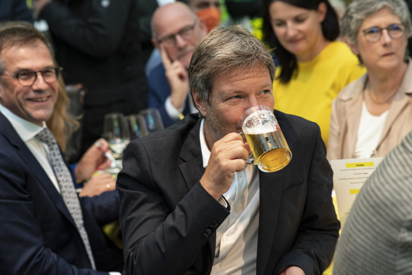 Bundeswirtschaftsminister Robert Habeck (Grüne) bekommt im "Platzhirsch" im Sauerland kein Bier, sagt der dortige Gastwirt.