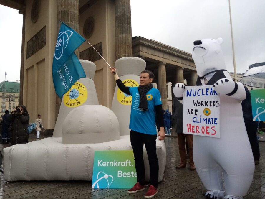 The demo mascot: the nuclear power polar bear Photo: JF