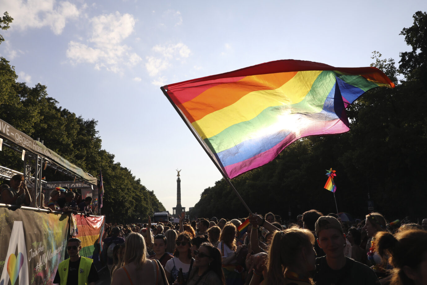 Regenbogen-Flagge: Eine Reportage will Stimmen von sexuellen Minderheiten sammeln
