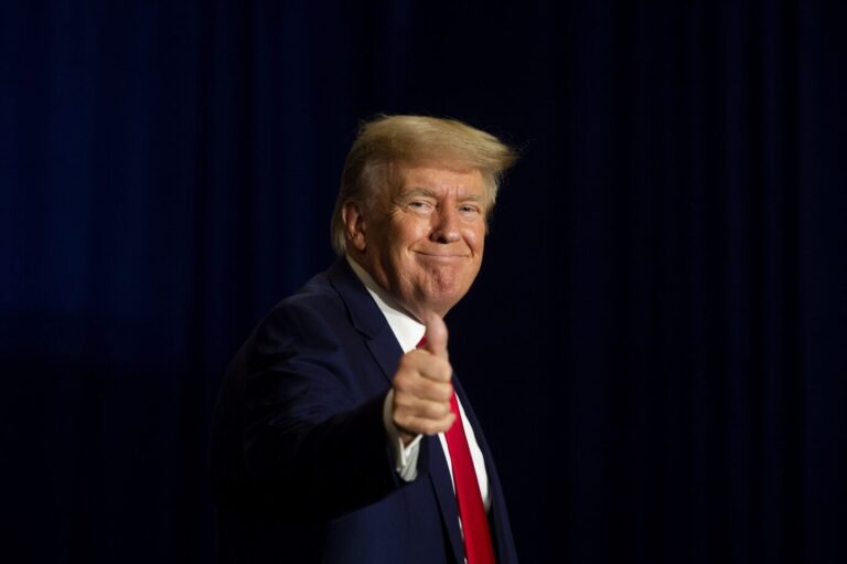 Der frühere US-Präsident Donald Trump, Republikaner, zeigt die Daumen hoch-Geste. Nun gewinnt er einen Prozeß gegen eine Pornodarstellerin.