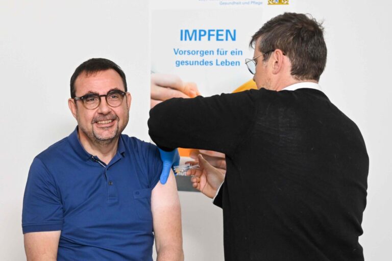 Der bayerische Gesundheitsminister Klaus Holetschek (CSU) erhält in der Bayerischen Staatskanzlei eine Influenza-Schutzimpfung. Bei den Corona-Impfungen klagen einige Geimpfte über einen Impfschaden.