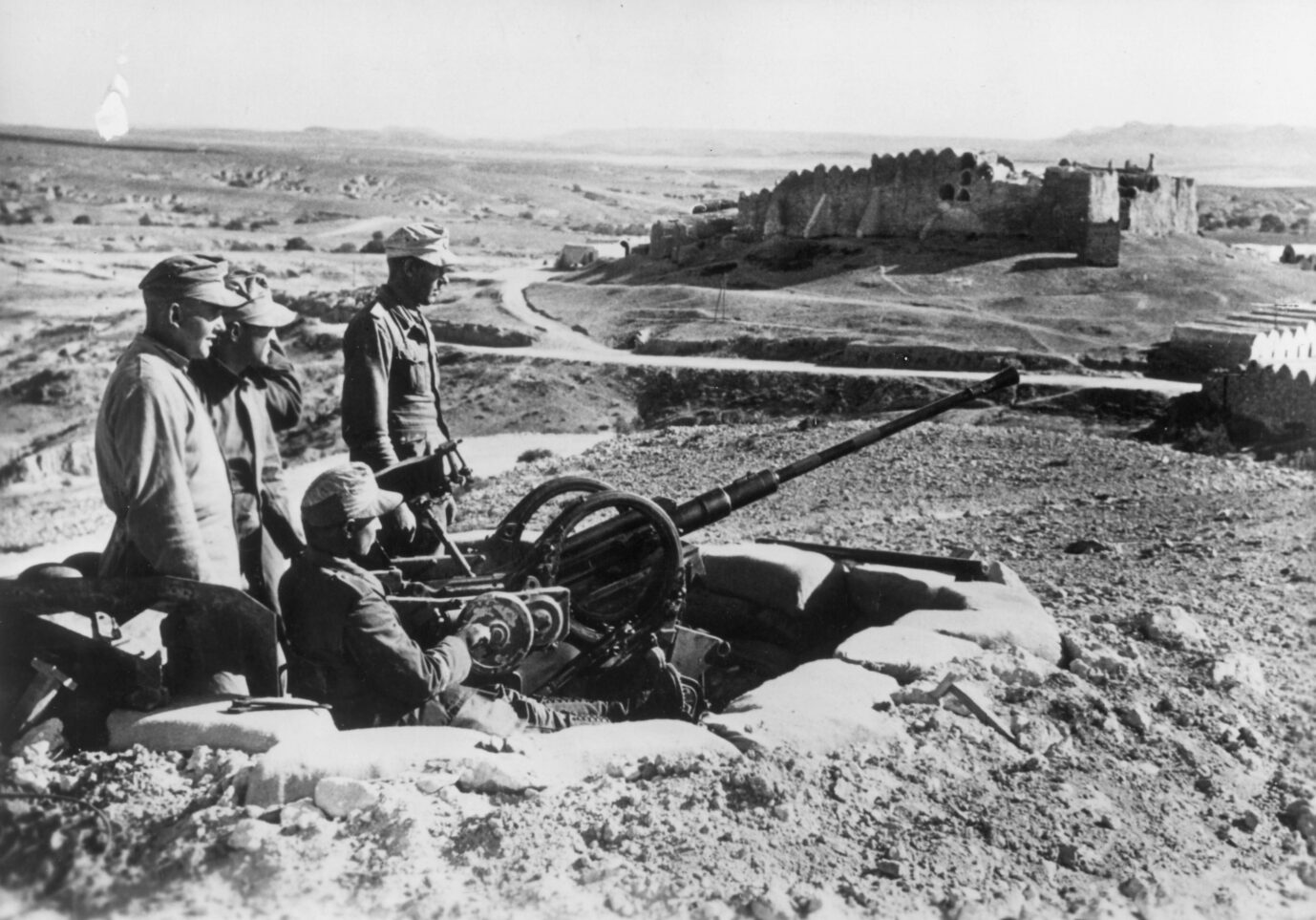 Soldaten der Wehrmacht erwarten 1943 in einer Stellung in Tunesien die Alliierten. Es sollte ein „Tunisgrad“ werden.