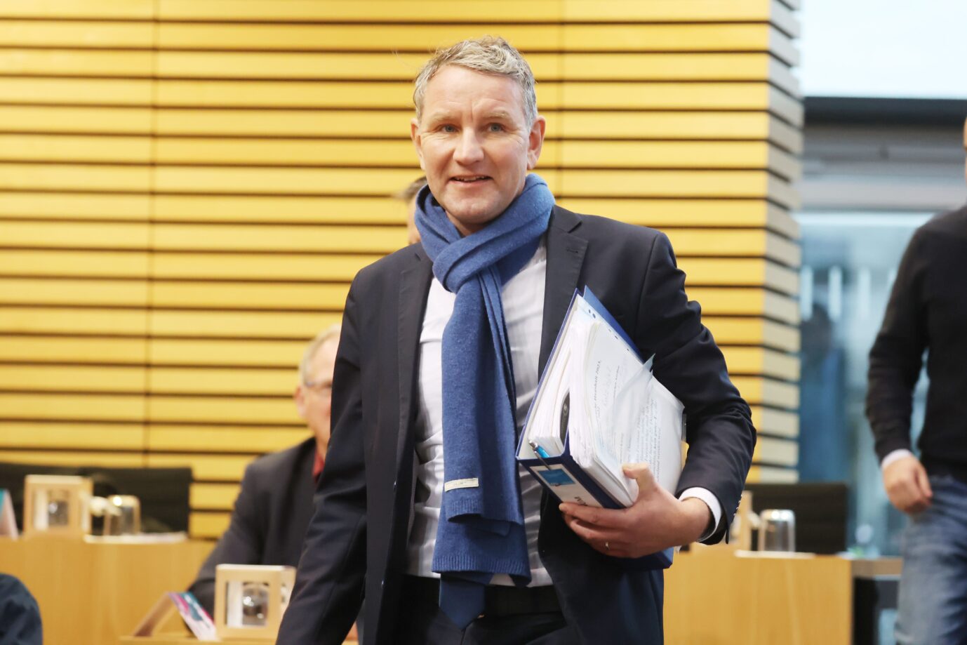Björn Höcke, Vorsitzender der AfD in Thüringen steht vor Beginn des Sonderplenum mit Beschluss des Landeshaushalts für 2023 im Plenarsaal des Landtages. Mit einem Beschluss wird erst am späten Abend gerechnet.