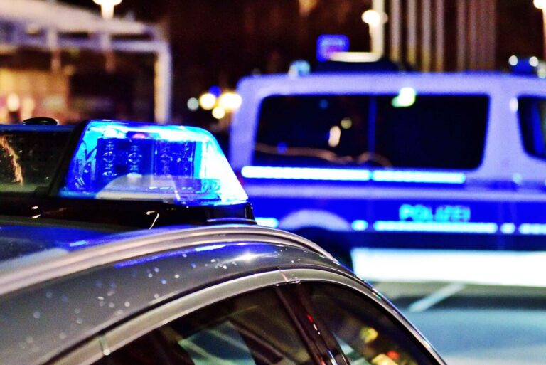 Polizeieinsatz. 2022 mußte die Polizei in Baden-Württemberg deutlich häufiger zu Bahnhöfen fahren. Denn Gewalttaten und Sexualstraftaten sind gestiegen, selbst im Vergleich zum vor-Corona-Jahr 2019.